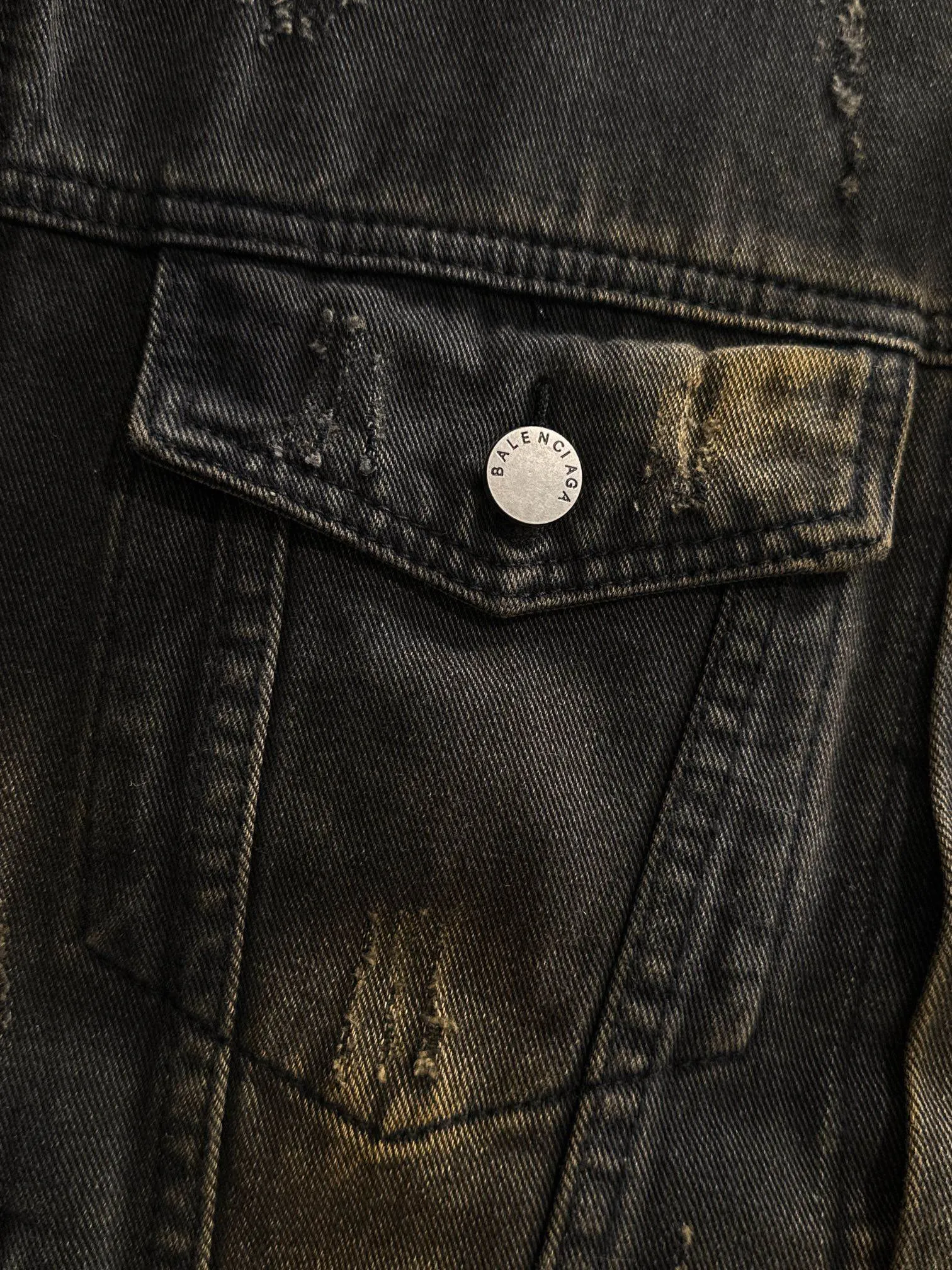 Paris 2026 catwalk style Premium customized jacquard denim jacket, the texture is first-class, the fabric is made of original jacquard material, brand LOGO is engraved, the Classic lapel denim jacket is simple and fashionable, low-key and luxurious. It is highly sought after by big stars and Internet celebrities, and is one of the must-have items for fashionistas! Sizes: S-3XL